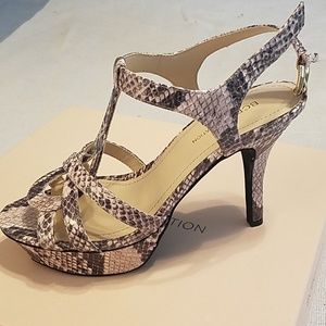 New women's BCBG heeled sandals